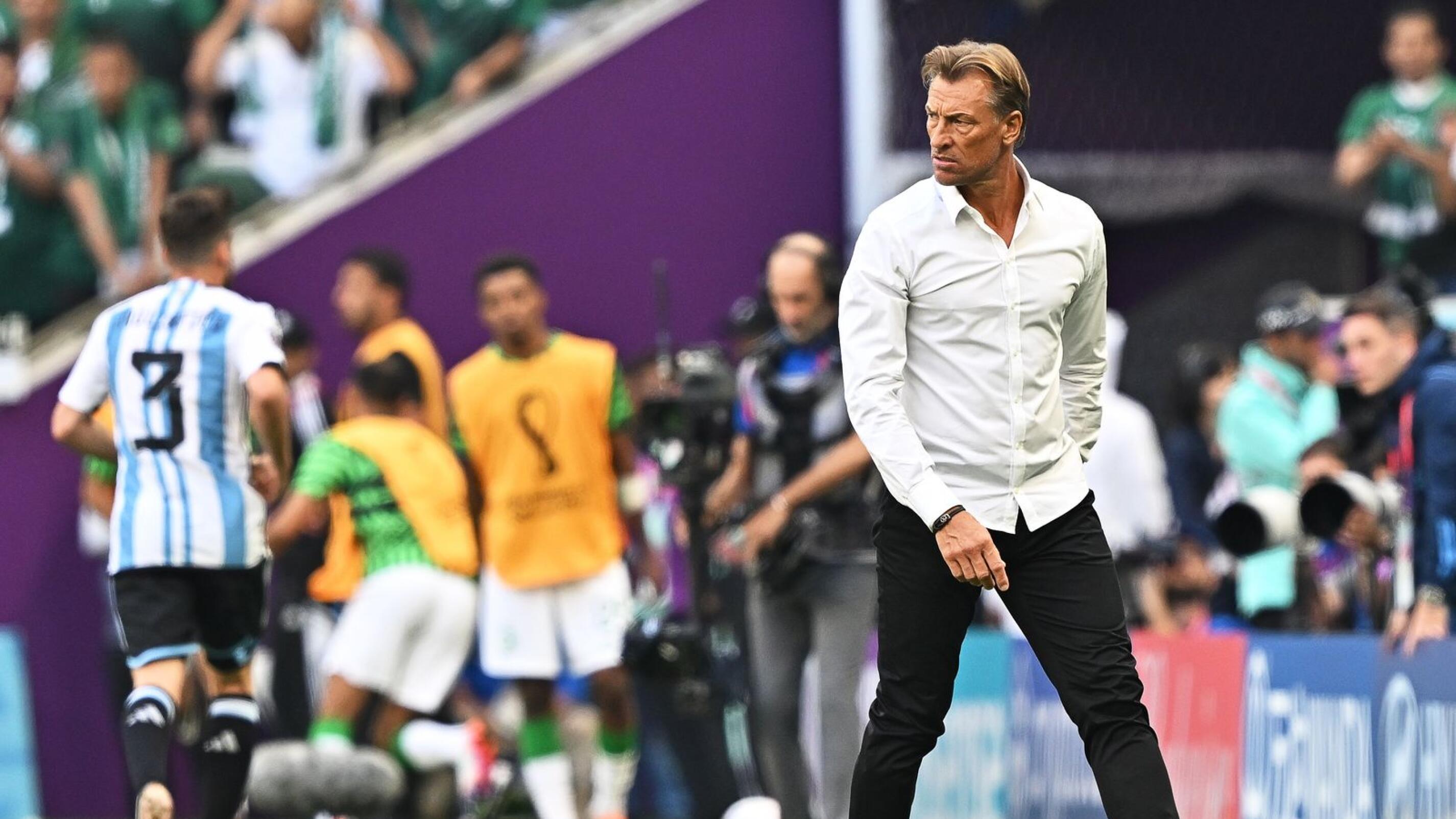 The Internet Is Obsessing Over These Pictures Of Saudi's Coach Hervé Renard  In Traditional Clothes