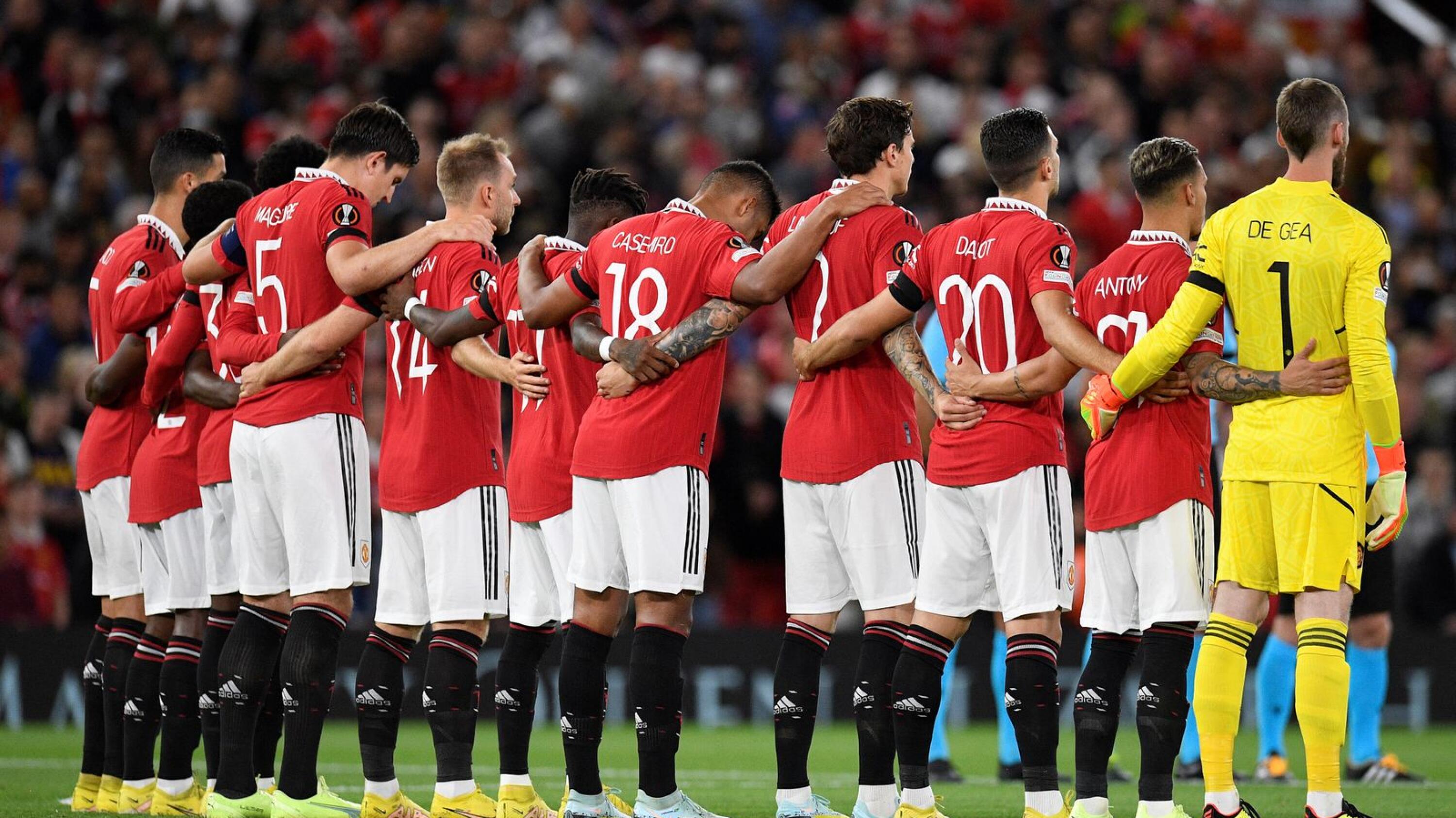 Manchester United players pause for a silence following the death of Queen Elizabeth II
