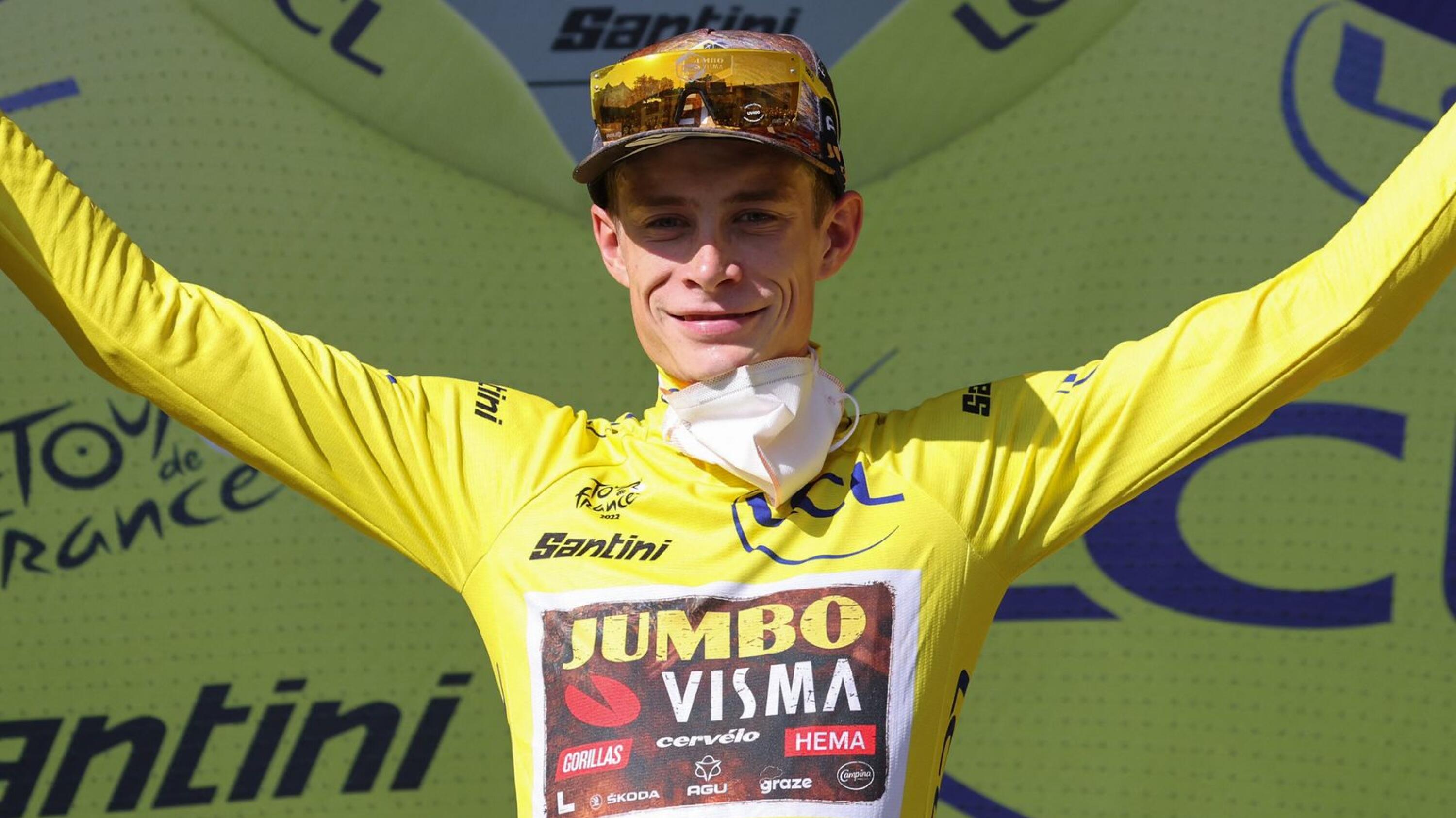 Jumbo-Visma team's Danish rider Jonas Vingegaard celebrates on the podium with the overall leader's yellow jersey after the 15th stage of the 109th edition of the Tour de France cycling race, 202,5 km between Rodez and Carcassonne in sourthern France, on Sunday