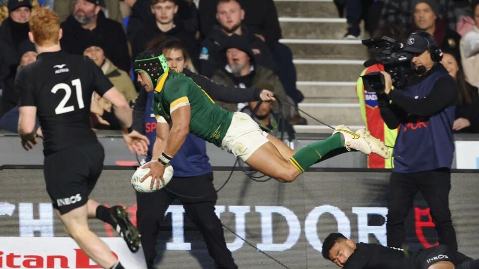 Cheslin Kolbe of South Africa dives in for a try during the Rugby Championship Test match between New Zealand and South Africa played at Mt Smart Stadium in Auckland