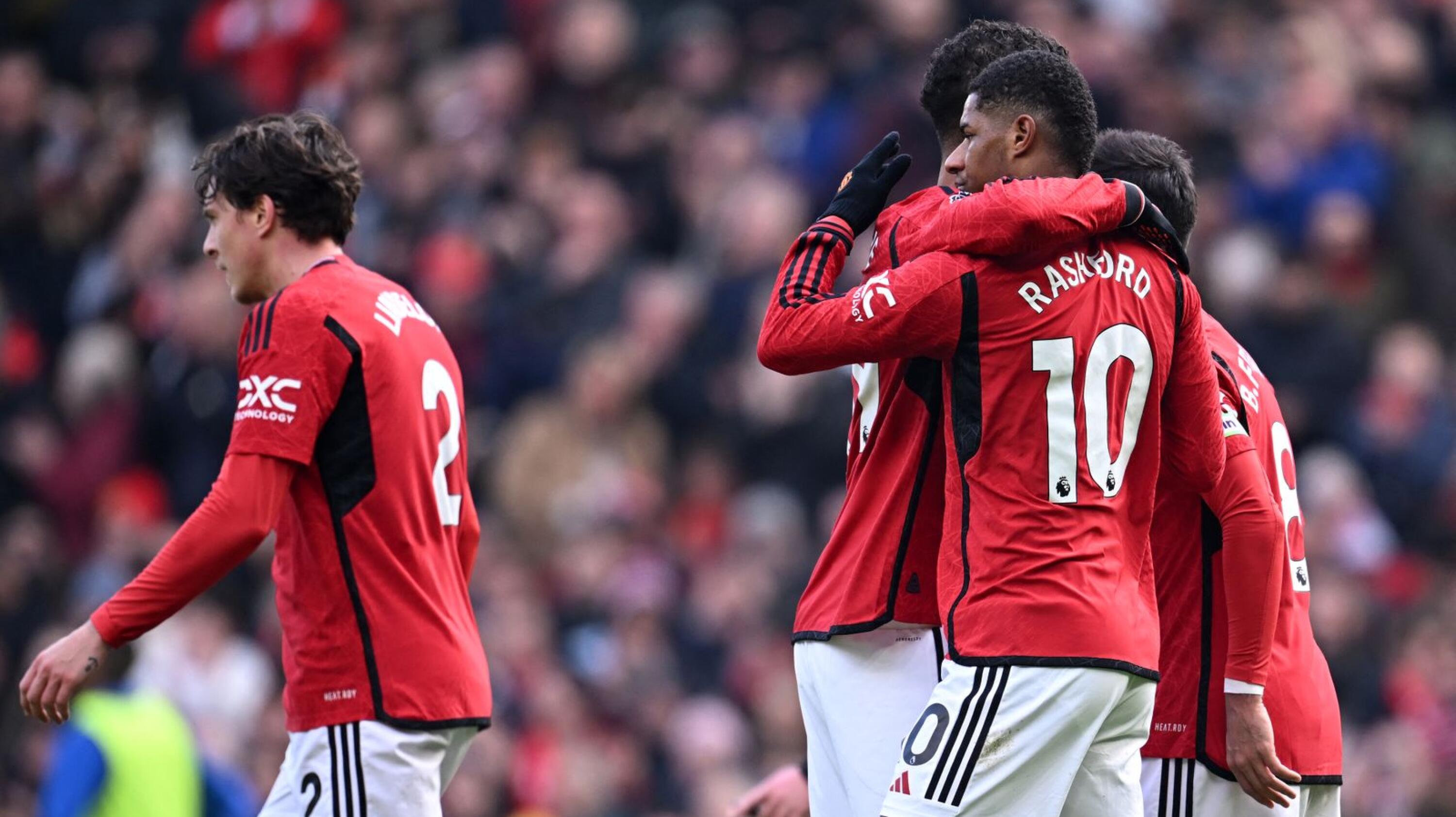 Manchester United's Marcus Rashford celebrates with teammates after scoring their second goal against Everton
