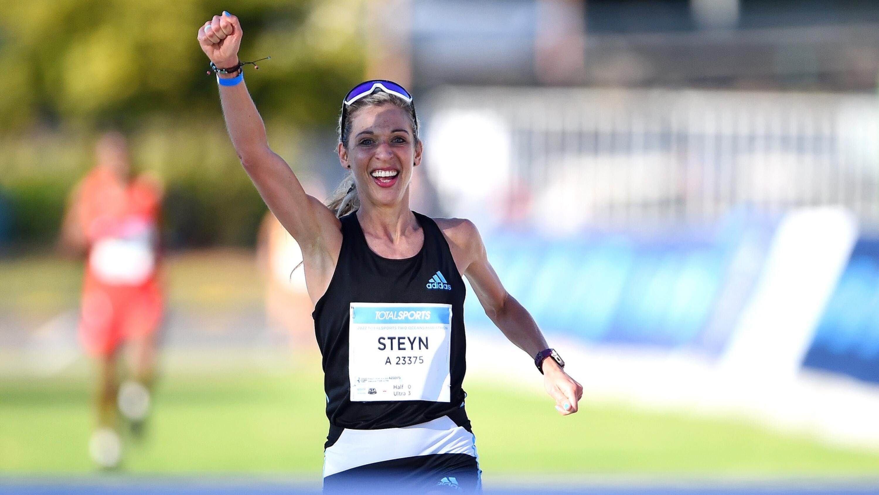 Gerda Steyn wins the Total Sport Two Oceans Marathon with tie 3:29: 42, breaking a 30 year old record