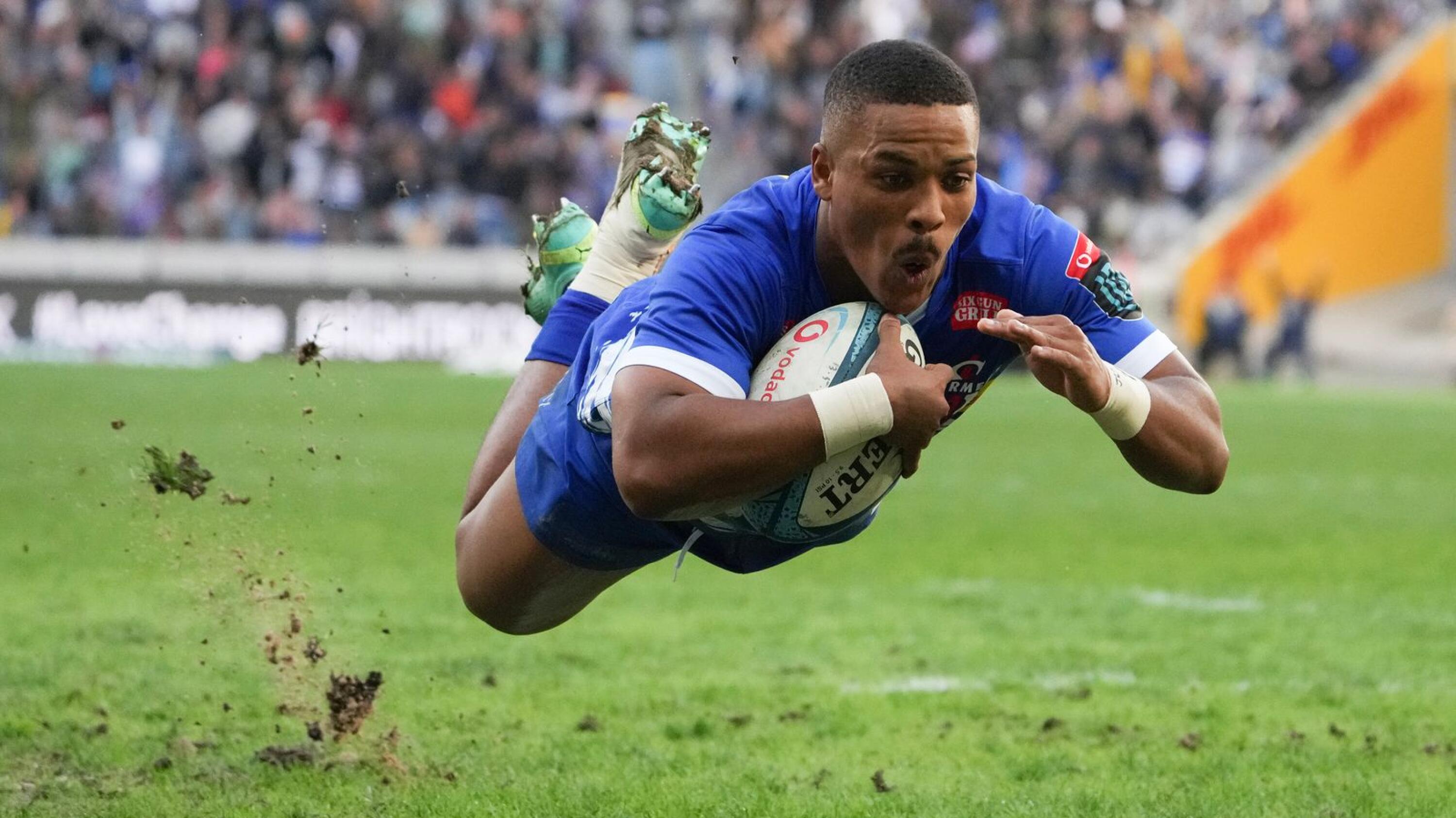 Stormers’ Angelo Davids scores a try during their United Rugby Championship semi-final against Connacht at Cape Town Stadium in Cape Town