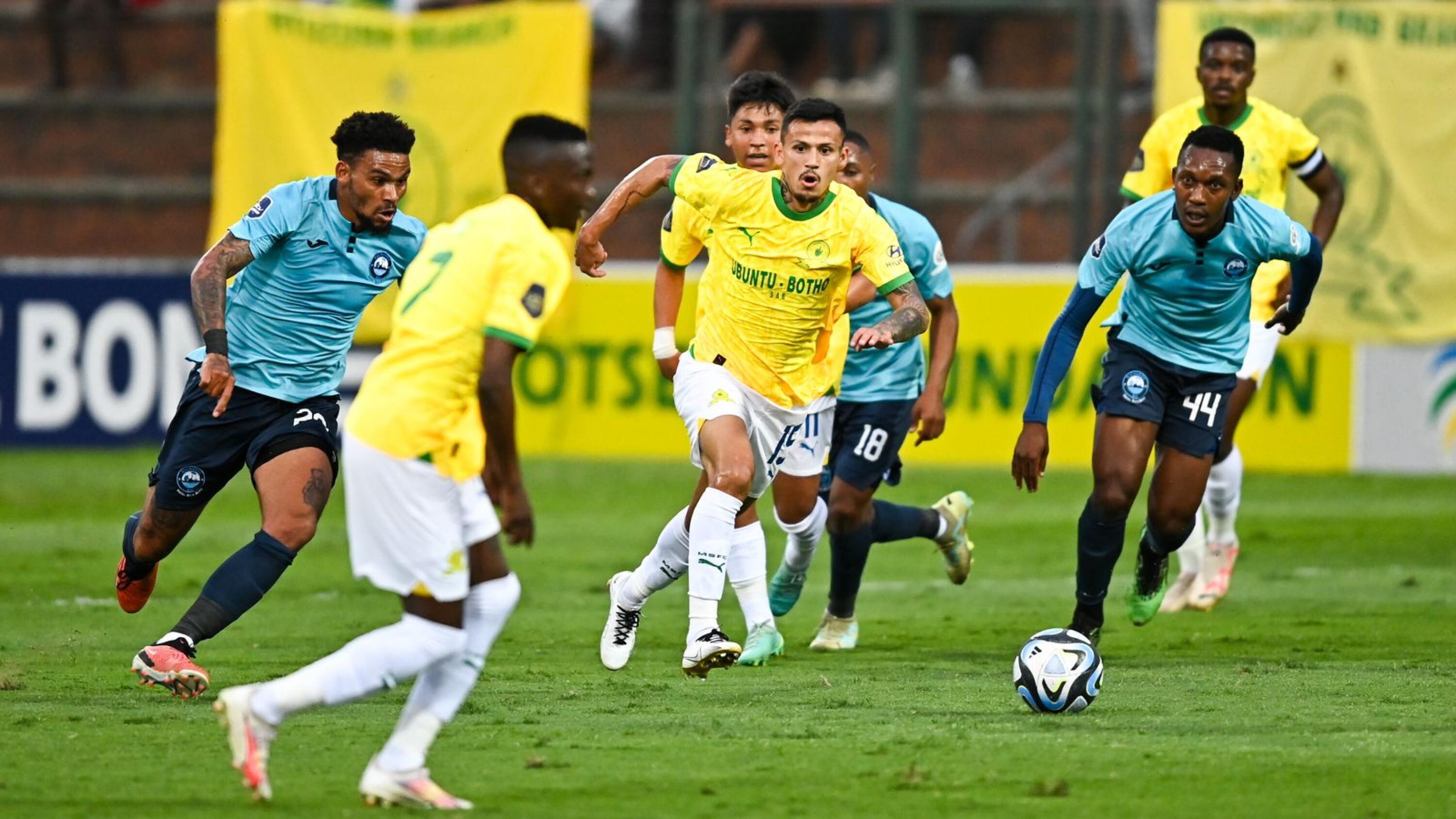 Mamelodi Sundowns’ Junior Mendieta finds the gap during their DStv Premiership game against against Richards Bay at King Goodwill Zwelithini Stadium in Durban on Wednesday