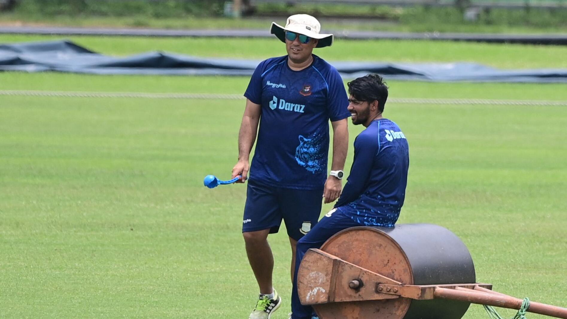Bangladesh's head coach Russell Domingo talks to Mominul Haque during a practice session