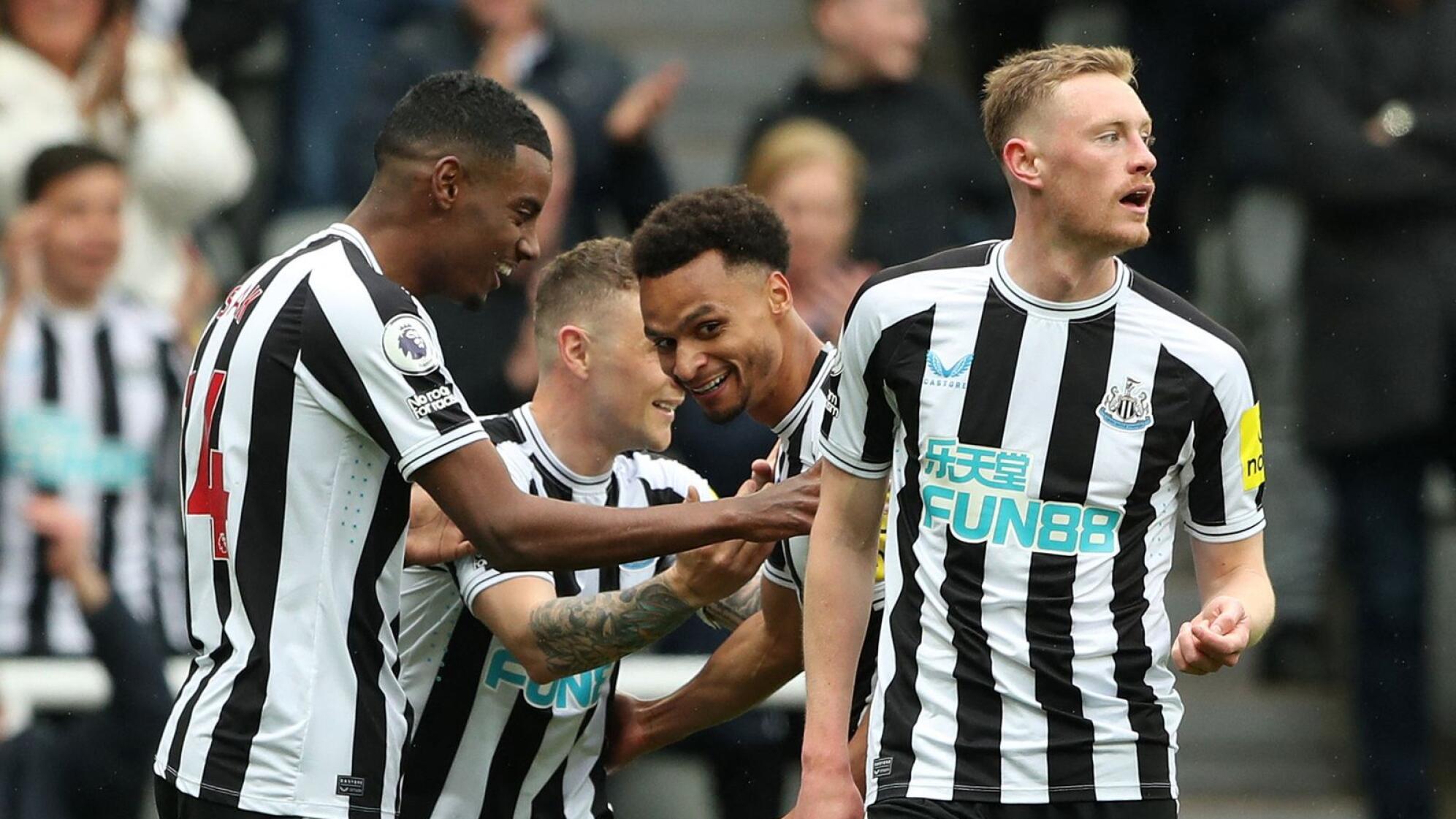 Jacob Murphy celebrates with teammates after scoring Newcastle’s third goal against Tottenham on Sunday.