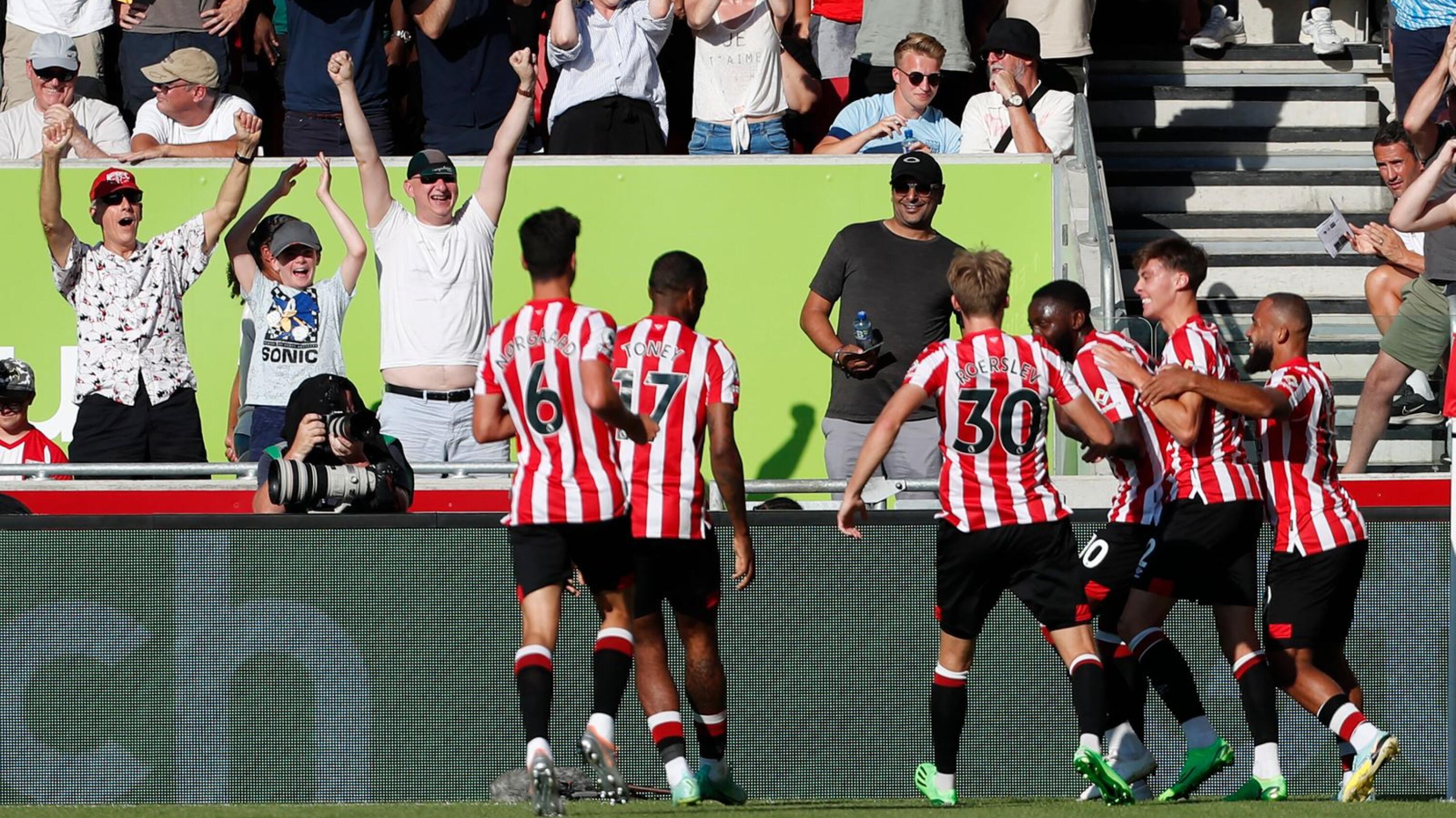 Brentford's English midfielder Josh Dasilva (3rd R) celebrates with teammates after scoring the opening goal during their English Premier League football match against Manchester United at Brentford Community Stadium in London on Saturday