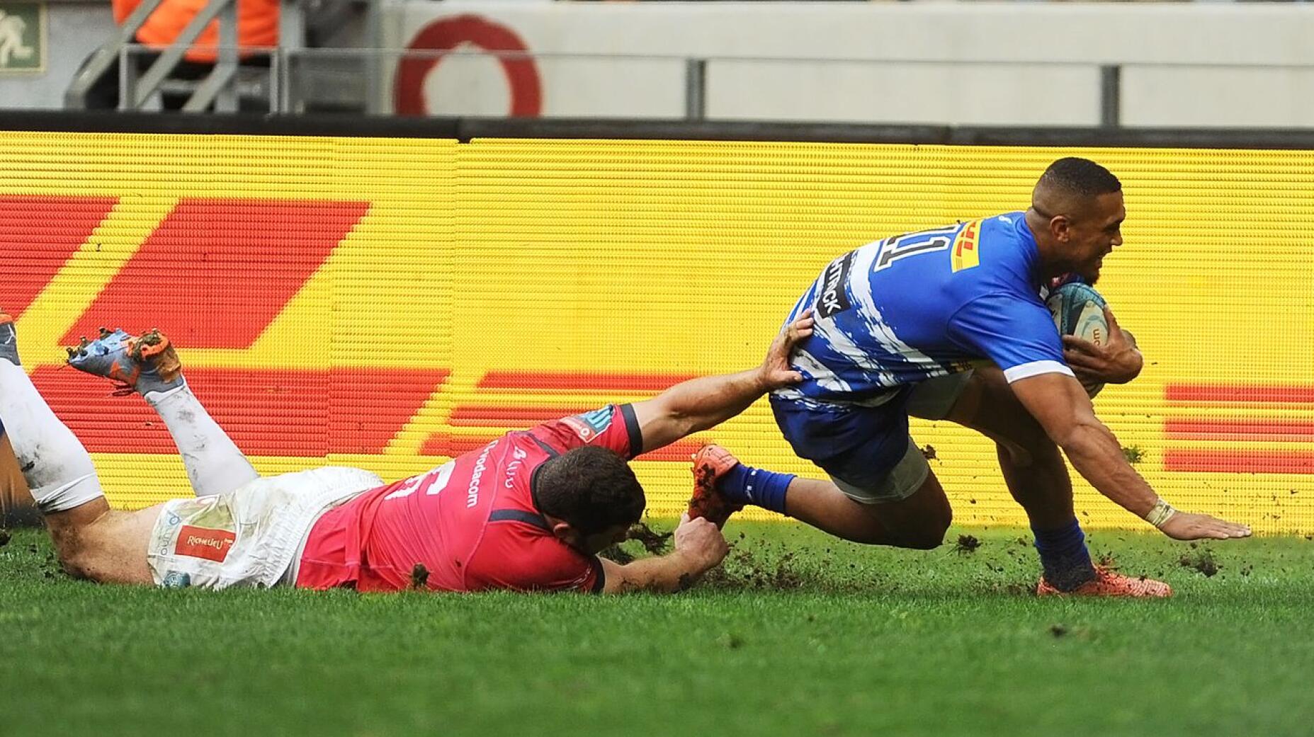 Stormers’ Leolin Zas scores a try during their United Rugby Championship quarter-final against the Bulls at Cape Town Stadium earlier today