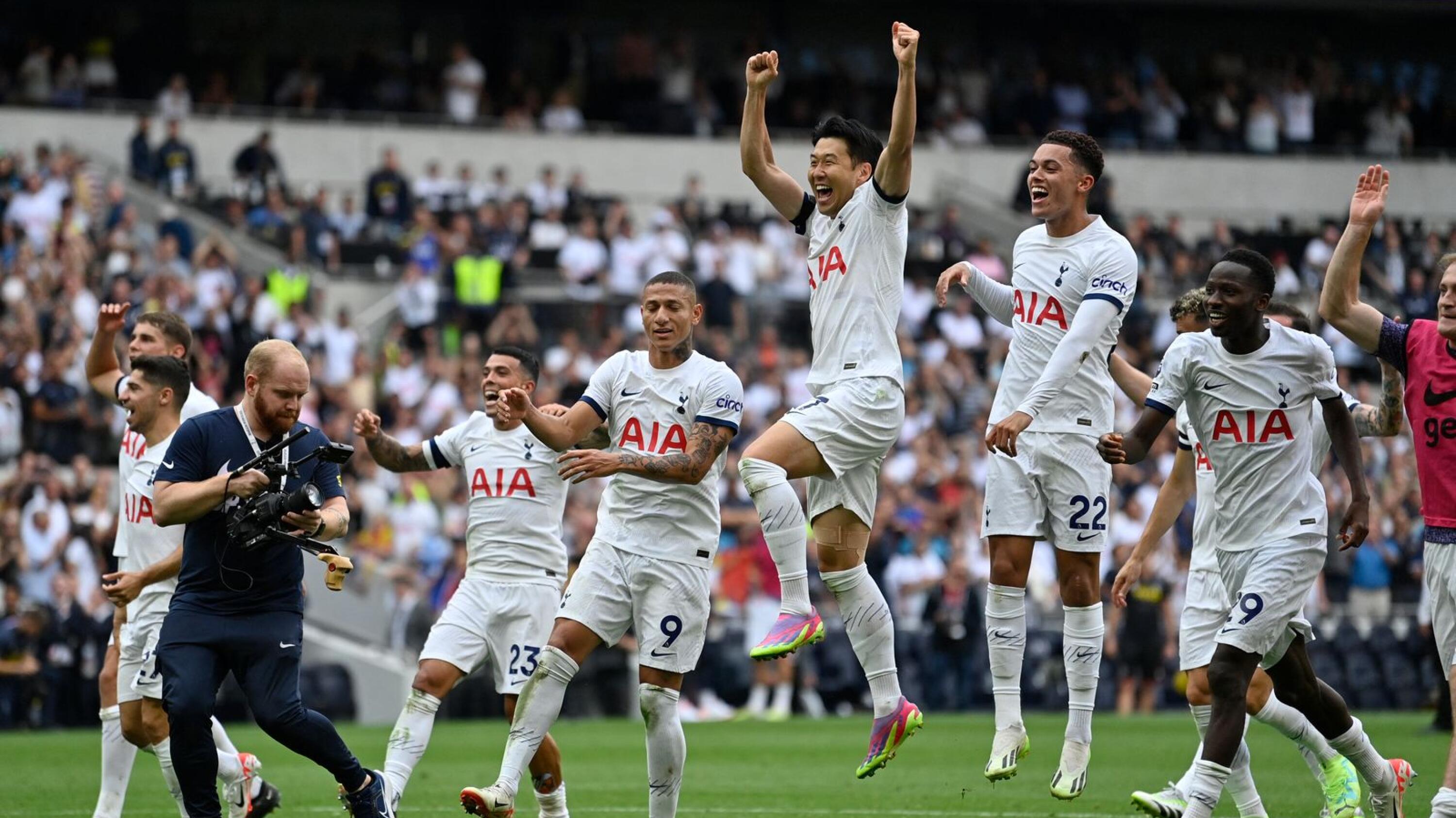 Tottenham Hotspur's players celebrate at the end of their Premier League football match against Sheffield United at Tottenham Hotspur Stadium