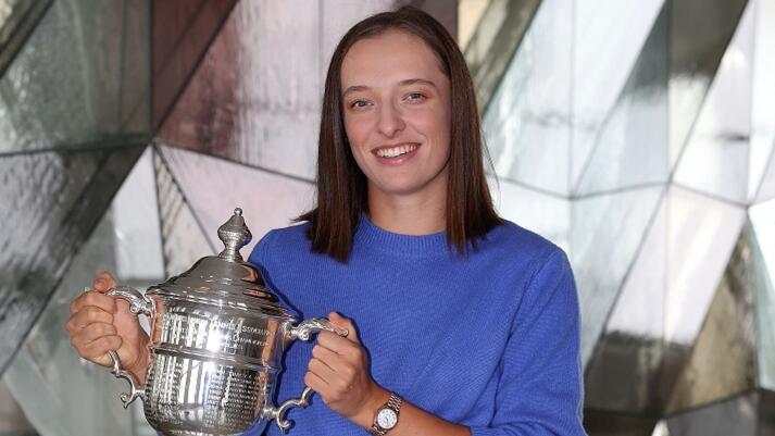 Iga Swiatek of Poland poses with the US Open trophy at Top of the Rock in New York City on Monday